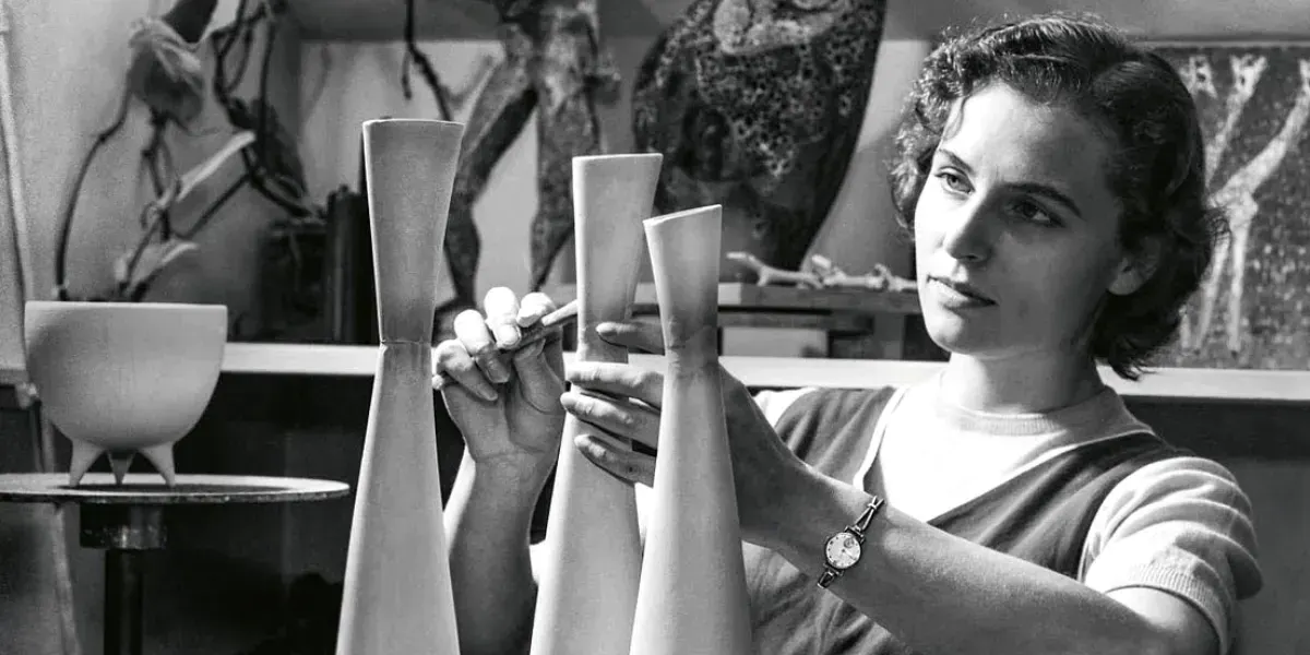 Photographie de la céramiste finno-suédoise Lillemor Mannerheim (1927-1994). Photo domaine public (détail)
