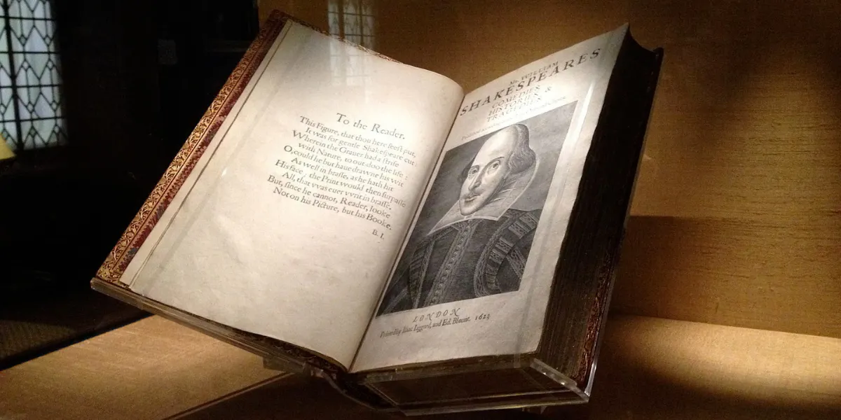 Jessie Chapman, William Shakespeare's first folio behind glass at the Folger Shakespeare Library in Washington D.C.(detail). License CC BY-SA 4.0 via Wikimedia Commons