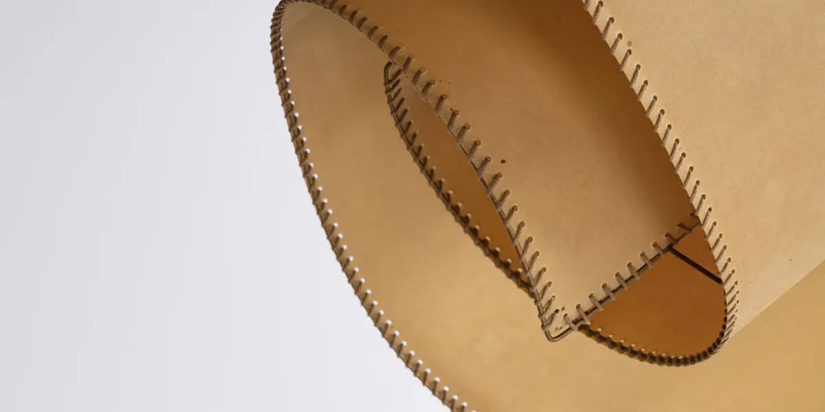 Carlo Mollino, lampadaire « Suora » , collection « Hommage à Carlo Mollino », 1994, laiton, marbre et parchemin. Édité par Galleria Colombari (détail). Photo © Xavier Defaix / PIASA