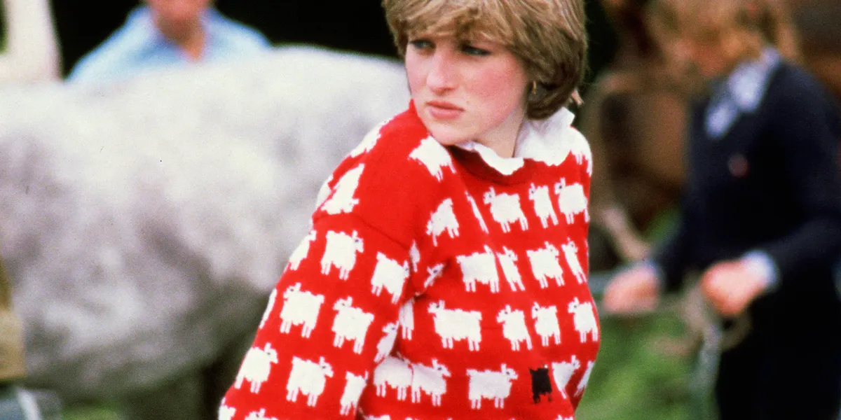 Diana, Principessa del Galles (1961 - 1997) con il maglione di lana "Black sheep" di Warm and Wonderful (Muir & Osborne) al Windsor Polo, giugno 1981. (Foto di Tim Graham Photo Library via Getty Images) (dettaglio)