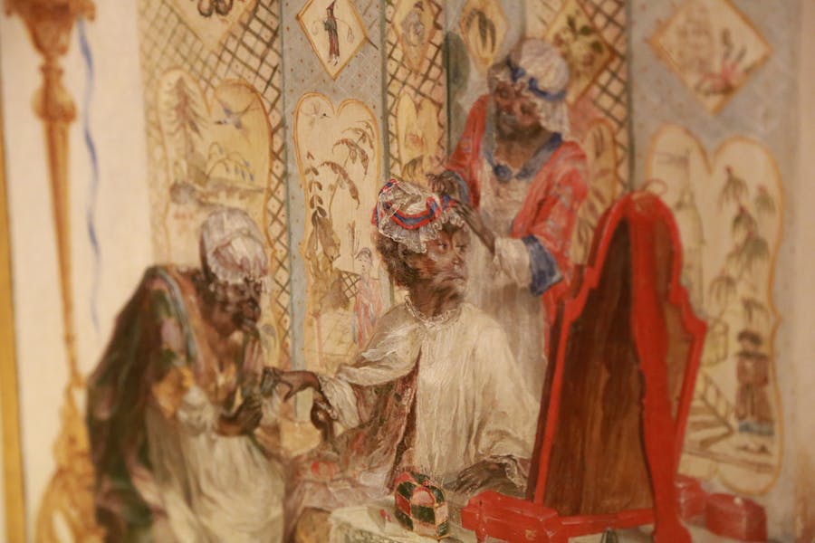 Dettaglio de "La Toilette" nella Grande Singerie del Castello di Chantilly. Foto di FabienV - Opera propria via Wikimedia Commons (licenza CC BY-SA 3.0)