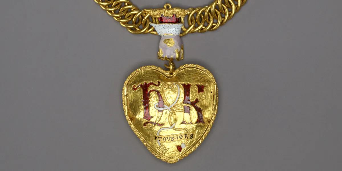 Un remarquable bijou (chaîne avec pendentif) associé à Henry VIII et Katherine d'Aragon découvert dans le Warwickshire (détail). Photo British Museum.