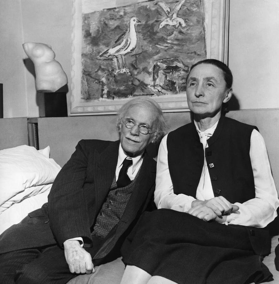 Georgia O'Keeffe (1887-1986), American painter, pictured with her husband, Alfred Stieglitz. Undated photo. Bettmann / Collaborator - Getty Images