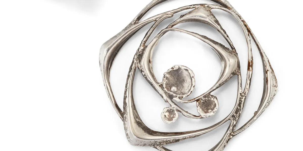 Karl Laine för Finfeelings Sten & Laine, hängsmycke och ring, 1974, silver (detalj). Foto © Elstob & Elstob