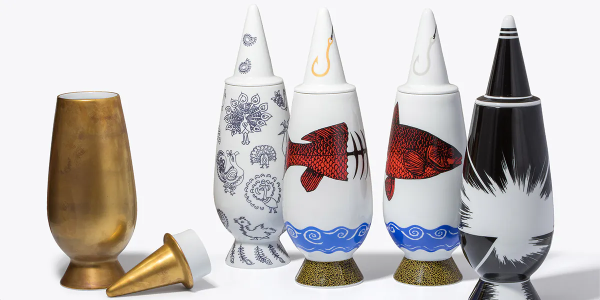 Alessandro Mendini für Alessi Tendentse, "100% Make-up", Entwurf von 1992. Komplette Sammlung von 100 Porzellanvasen aus der "100% Make-up" Serie, Form-Entwurf von Alessandro Mendini, dekoriert von 100 verschiedenen zeitgenössischen Künstlern. Foto © Schuler Auktionen (Detail)