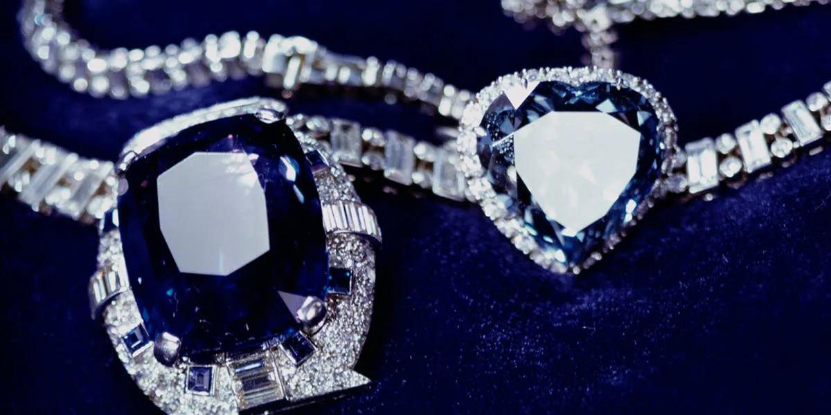 Das Bismarck-Collier und Kaiserin Eugénies (1826-1920) Ring (Diamant, Saphir, Platin) von Cartier | Foto: Art Images via Getty Images
