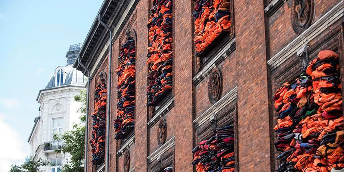 Ai Weiwei, Soleil Levant (Detail), 2017. Für das Werk wurden 3.500 Rettungswesten an der Fassade der Kunsthal Charlottenborg installiert | Foto: © Ritzau Scanpix / Ida Marie Odgaard