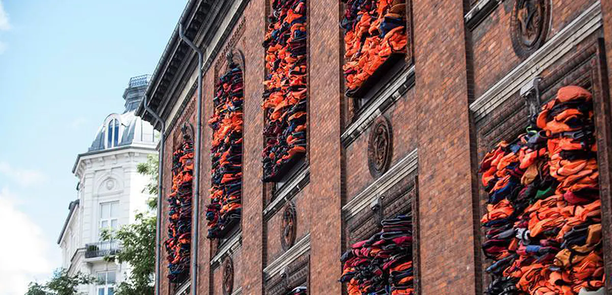 Ai Weiwei, Soleil Levant (détail), 2017, oeuvre constituée de 3 500 gilets de sauvetage accrochés sur la façade du musée de Charlottenborg, image © Ritzau Scanpix / Ida Marie Odgaard