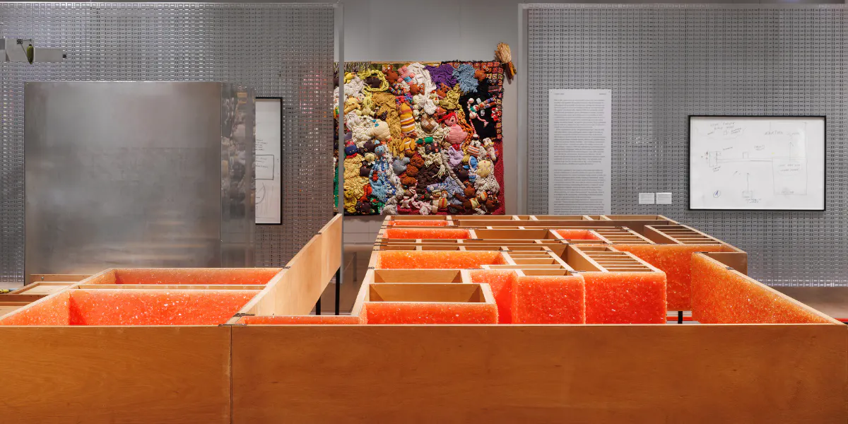 Mike Kelley, Utställningsvy "Ghost and Spirit" Foto: My Matson/Moderna Museet © Mike Kelley Foundation for the Arts/Bildupphovsrätt 2025 (detalj)