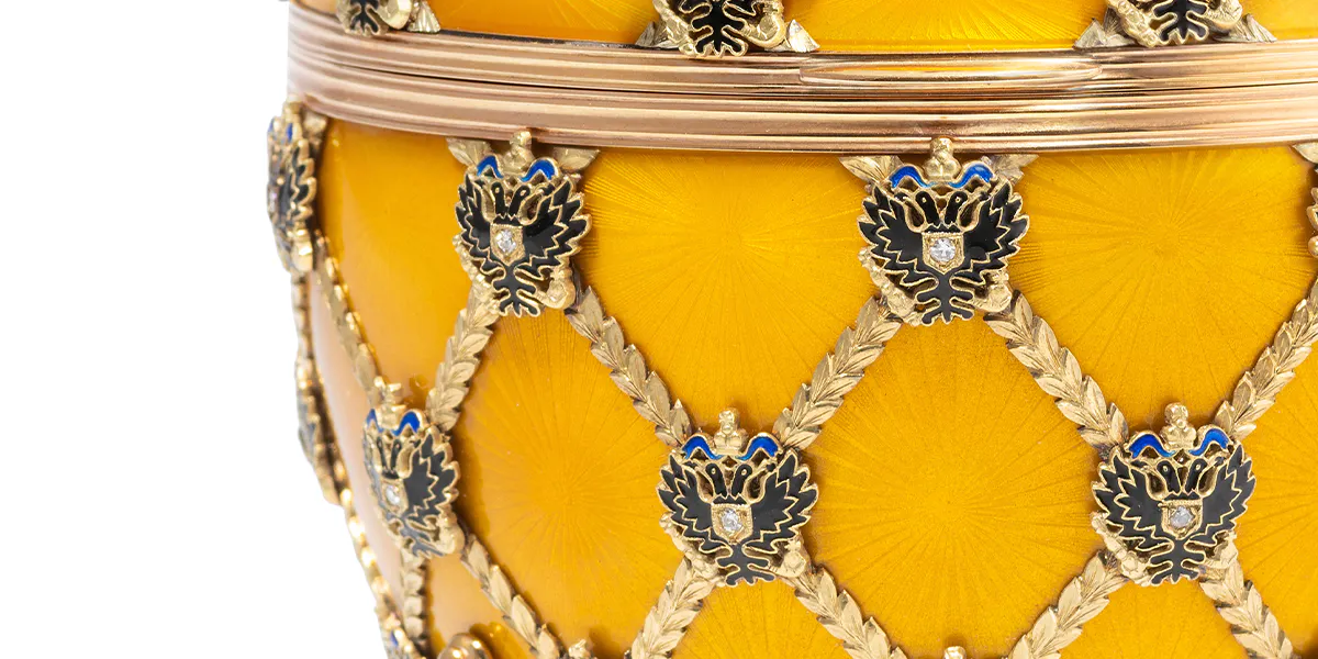Ei-Dose "Imperial Coronation Egg" in der Art von Fabergé, Italien, 20. Jh., 18k GG, WG und RG, gelbe Transluszidemaille-Auflage auf handguillochiertem Grund, Diamantbesatz von zus. ca. 3, 42 ct, H 14/17,5 cm. Foto © Schuler Auktionen (Detail)