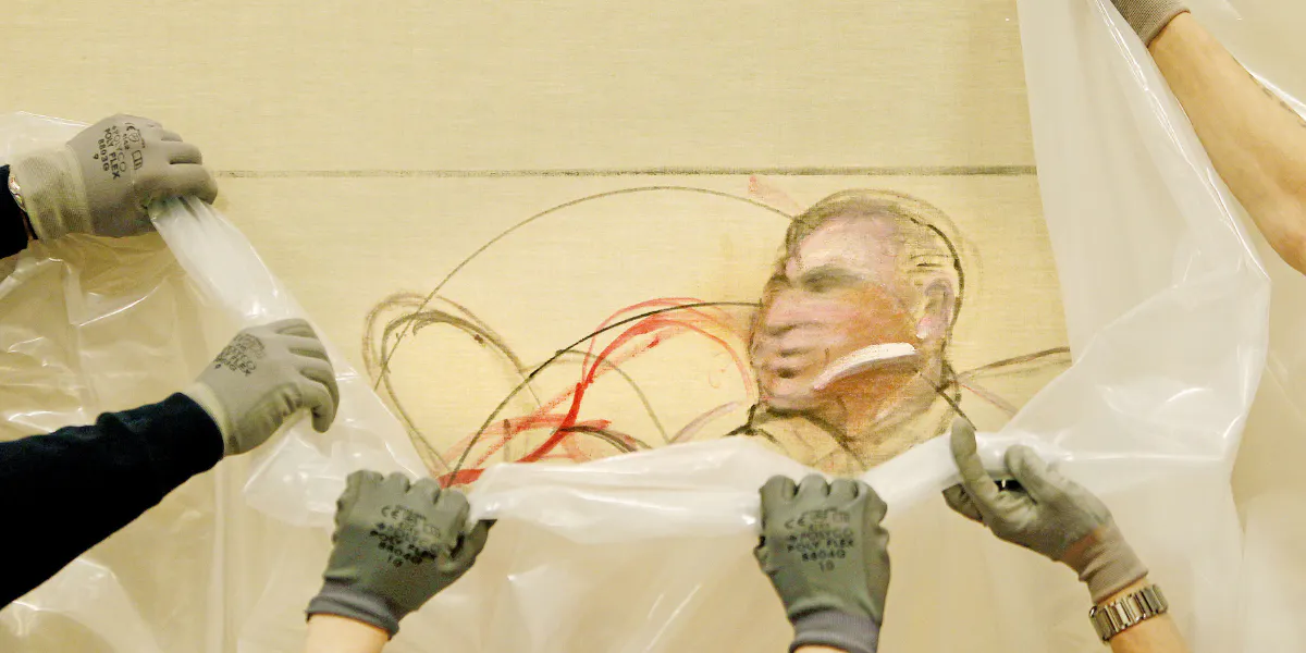 Manipolatori coprono le opere d'arte della Hugh Lane Gallery di Francis Bacon, tra cui l'autoritratto “senza titolo”, che si pensa sia del suo ex amante George Dyer, mentre si preparano a spedirle, insieme ad altre opere d'arte irlandesi, al BOZAR Centre for Fine Arts di Bruxelles, nell'ambito della mostra organizzata da Culture Ireland durante la presidenza irlandese dell'Unione Europea. (Foto di Julien Behal/PA Images via Getty Images) (dettaglio)