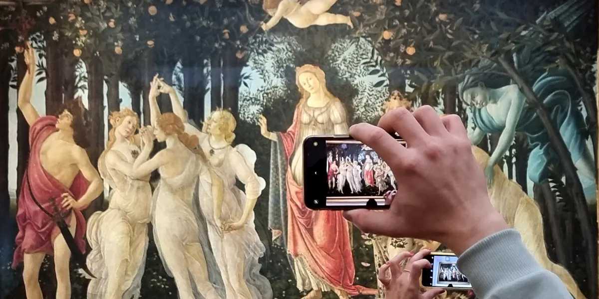 FIRENZE, ITALIA - 30 DICEMBRE: visitatori osservano e fotografano il dipinto Primavera dell'artista rinascimentale italiano del XV secolo Sandro Botticelli alla Galleria degli Uffizi il 30 dicembre 2022 a Firenze, capoluogo della regione Toscana. Il museo cinquecentesco è famoso per la sua collezione di sculture antiche e per i suoi dipinti che vanno dal Medioevo al periodo moderno. (Foto di David Silverman/Getty Images) (dettaglio)