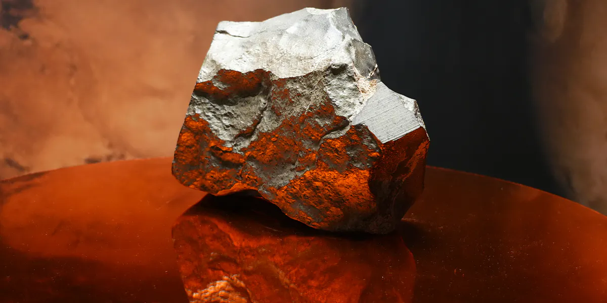 NEW YORK, NY – 15. JULI: NWA 16788, der größte Marsmeteorit aller Zeiten, wird vor der Versteigerung bei Sotheby's New York am 15. Juli 2025 in New York City ausgestellt. NWA 16788, das größte Marsstück auf der Erde, wird voraussichtlich bei der Auktion am 16. Juli in New York City zwischen 2 und 4 Millionen US-Dollar einbringen. (Foto: Liao Pan/China News Service/VCG via Getty Images) (Detail)