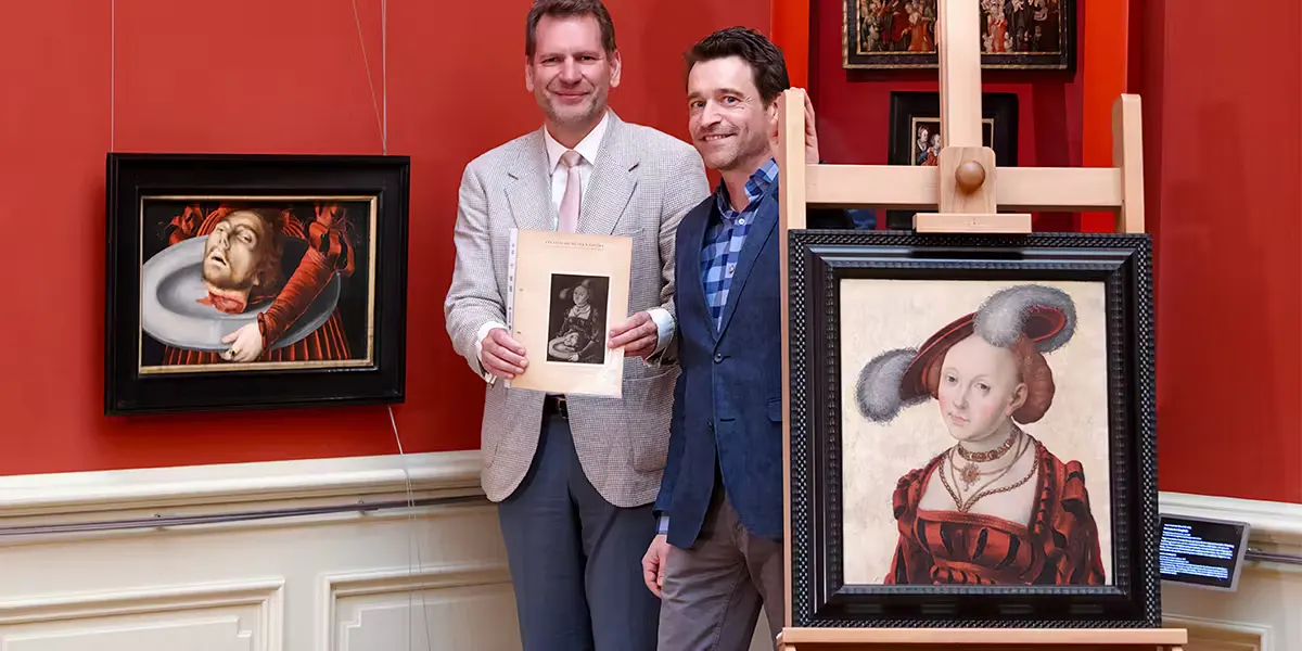 Le Dr Tobias Pfeifer-Helke, directeur de la fondation, et le Dr Timo Trümper, directeur scientifique et responsable des collections, avec la partie supérieure du tableau, figurant Salomé, enfin retrouvée. Photo : Boris Hajdukovic, 2025 (Détail)