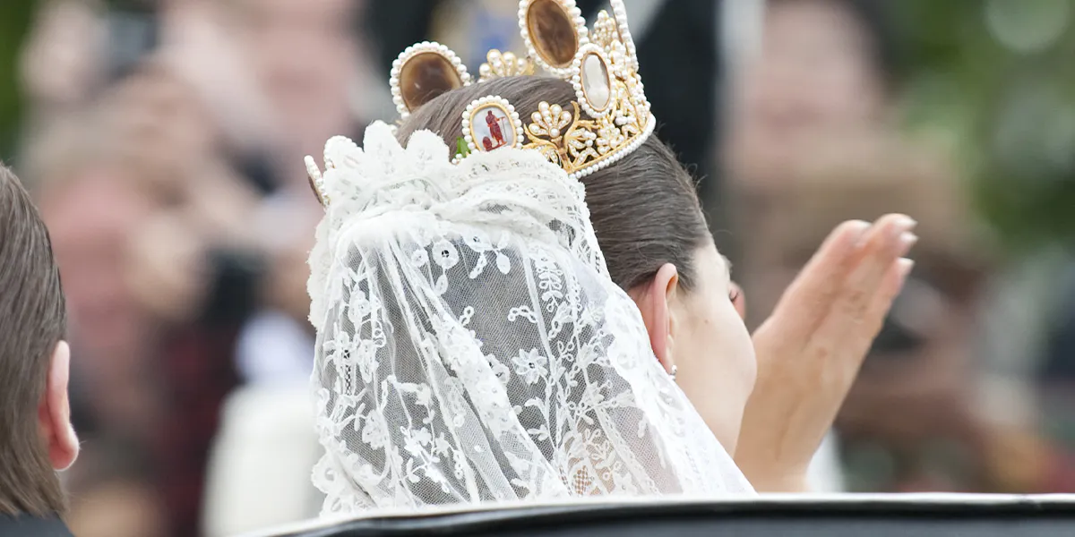 Kronprinzessin Victoria von Schweden und Prinz Daniel Westling in einer Pferdekutsche nach ihrer Hochzeit in Stockholm, Schweden. (Foto: Antony Jones/Julian Parker/Mark Cuthbert/UK Press via Getty Images)(Detail)