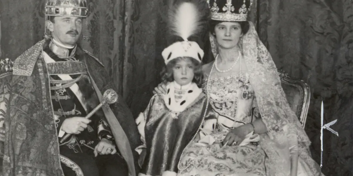 Das letzte österreichische Kaiserpaar, Karl I. und Zita, gemeinsam mit Sohn Otto 1916 bei der Königskrönung in Ungarn. Foto gemeinfrei (Detai)