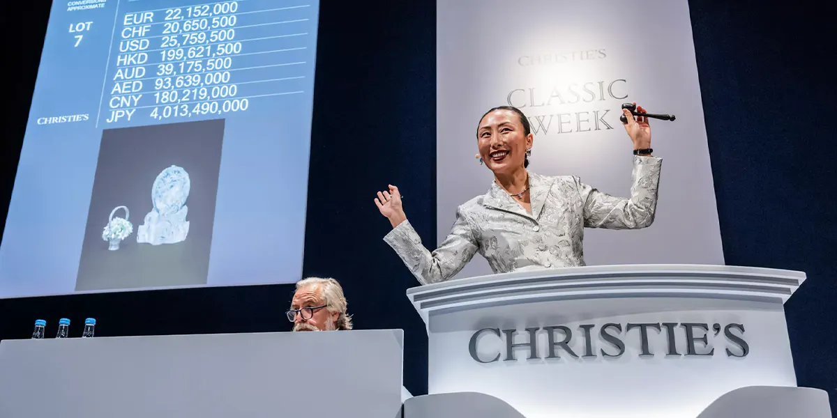 Il 2 dicembre, la banditrice Yü-Ge Wang ha messo all'asta l'Uovo d'inverno di Fabergé presso Christie's a Londra. Foto © Christie's (dettaglio)
