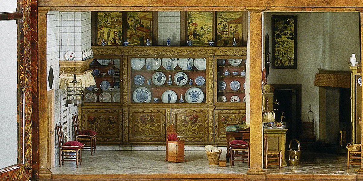 Das Puppenhaus der Petronella Oortman wurde zwischen 1686 und 1690 angefertigt und befindet sich in einem mit Schildpatt und Zinn verkleideten Schrank. Seit 1875 ist es Teil der Sammlung des Rijksmuseum Amsterdam. Foto Rijksmuseum (Copyrighted Free Use)(Detail)