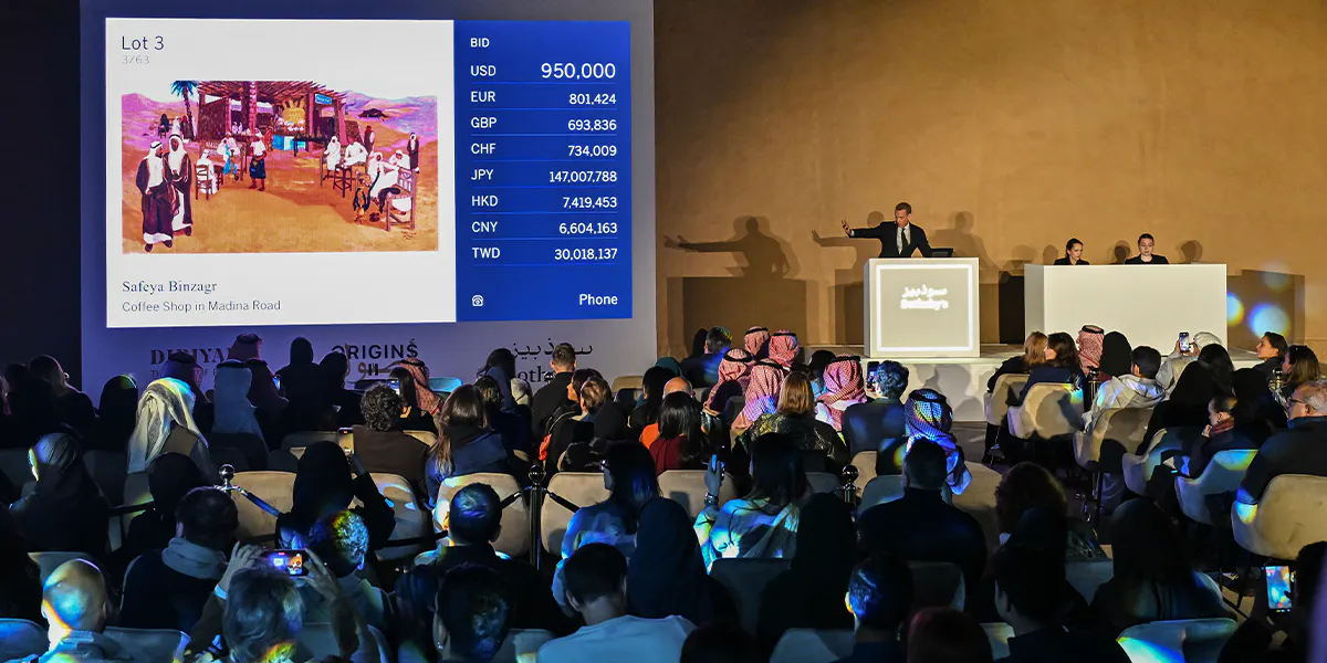 Am 31. Januar 2026 fand vor der historischen Kulisse von Diriyah, vor den Toren Riads, mit "Origins II" Sotheby's zweite Auktion in Saudi-Arabien statt. Foto © Sotheby's (Detail)