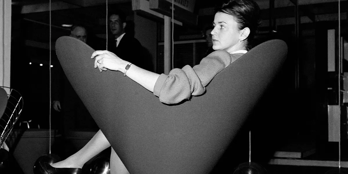 La sedia Cone, progettata dall'architetto danese Verner Panton e caratterizzata da un unico punto di appoggio in una base in acciaio inossidabile, fu presentata il 28 gennaio 1961 a Parigi, in Francia. (Foto: Keystone-France\Gamma-Rapho via Getty Images) (dettaglio)
