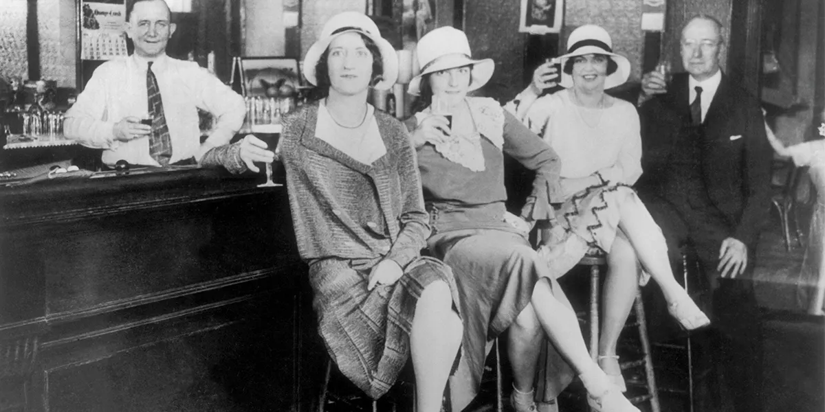 VEREINIGTE STAATEN - 1. JANUAR: Die abgebildeten Kunden trinken 1932 in einer illegalen Bar in New York. Diese illegalen Bars, die während der amerikanischen Prohibition sehr erfolgreich waren, wurden "Speakeasy" genannt. (Foto: Keystone-France/Gamma-Keystone via Getty Images)(Detail)