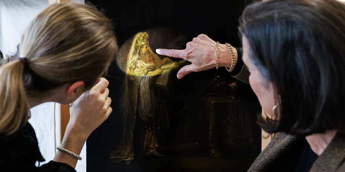 I ricercatori esaminano la rappresentazione di Zaccaria nel Tempio di Rembrandt. Foto: Rijksmuseum/Kelly Schenk (dettaglio)