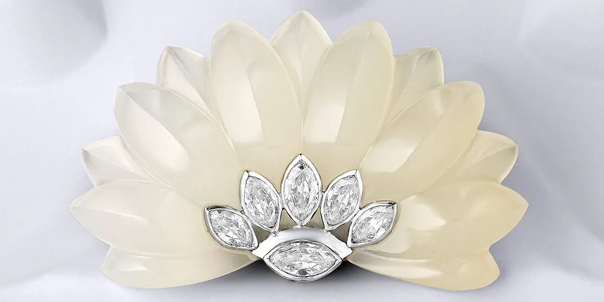 Suzanne Belperron, Clip aus Platin und WG mit Chalcedon und Diamanten. Foto © Fortuna (Detail)