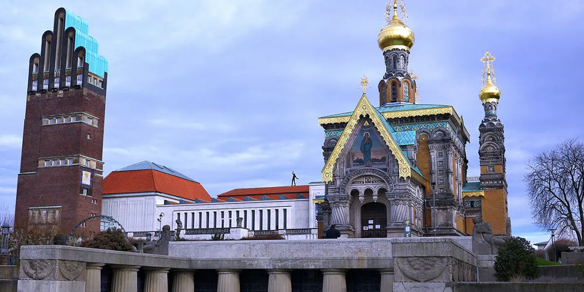 Darmstadt konstnärskoloni Mathildenhöhe: bröllopstornet, utställningsbyggnaden och den ryska kyrkan 2013. Foto av Lacura (detalj) via Wikimedia Commons (License CC BY-SA 3.0 de)