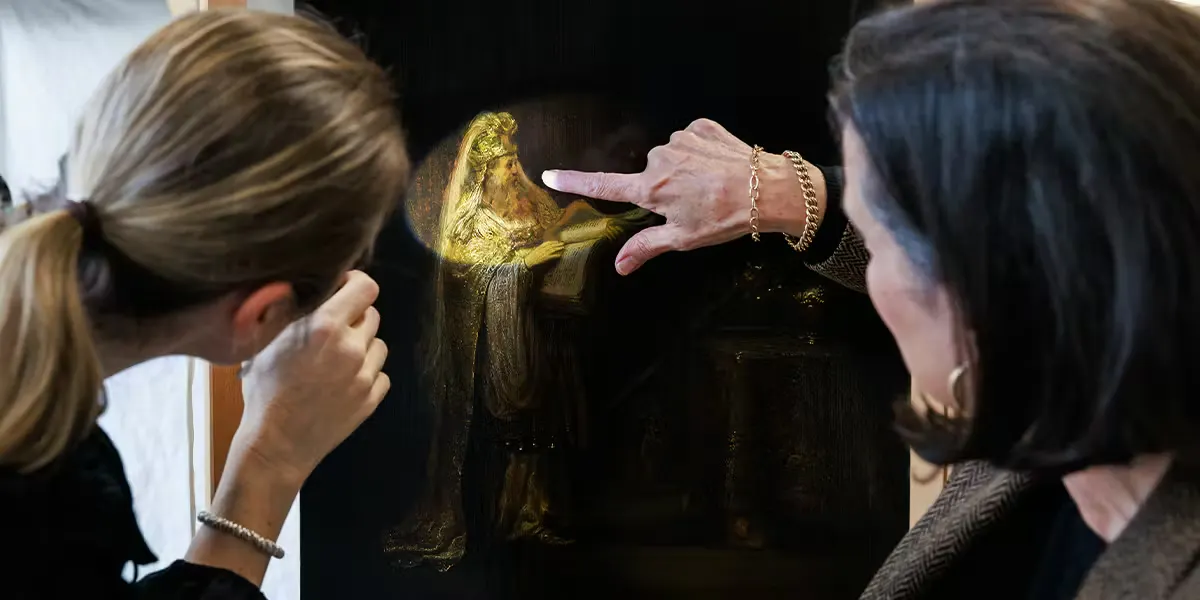 Des chercheuses examinent « La vision de Zacharie dans le temple » de Rembrandt. Photo : Rijksmuseum/Kelly Schenk (détail)