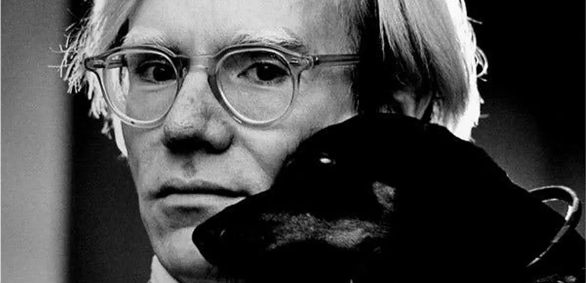 Jack Mitchell (1925-2013), Fotoporträt von Andy Warhol mit Dackel Archie, 1973 | Foto von Jack Mitchell via Wikimedia Commons/CC BY-SA 4.0 (Detail)