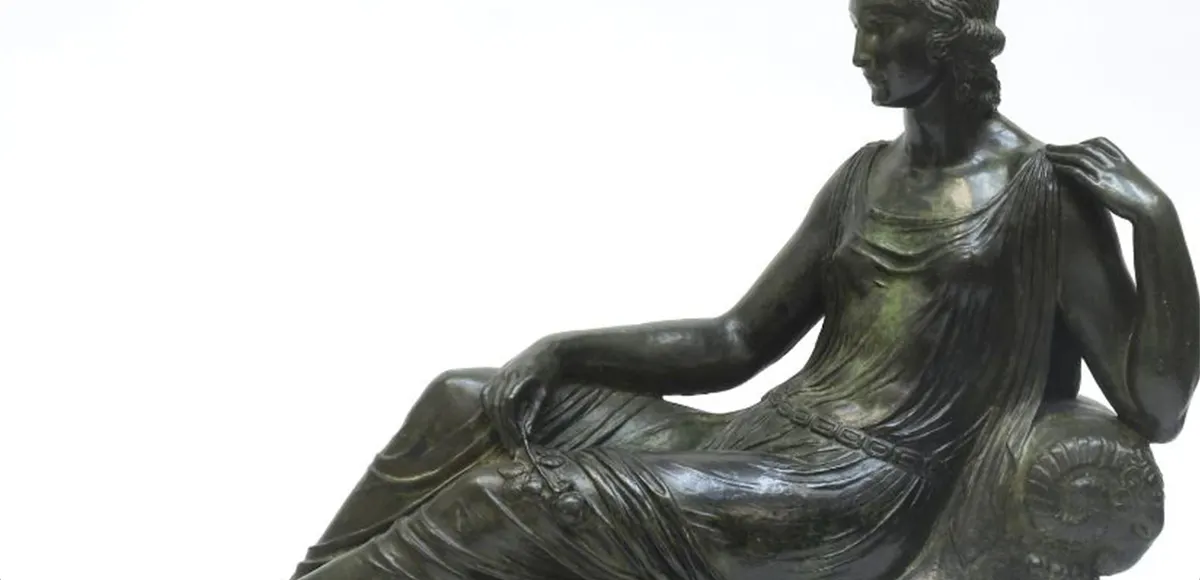 Joé (Joseph) Descomps-Cormier (1869 Clermont-Ferrand - 1950 Paris), "Ruhende junge Dame mit Rose in der Hand", Bronze, olivgrün bzw. dunkel patiniert, signiert, Gießerstempel, 47,5 x 66 cm. Foto © Auktionshaus Satow (Detail)