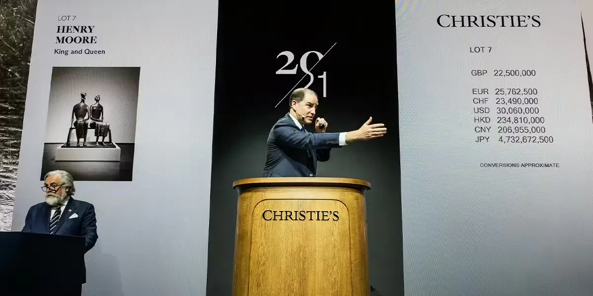 Adrien Meyer, directeur mondial des ventes privées et coprésident du département Art impressionniste et moderne, vend « King and Queen » de Henry Moore sur le nouveau podium de Christie's, redessiné par Sir Jony Ive et son équipe de LoveFrom. Photo © Christie's (détail)