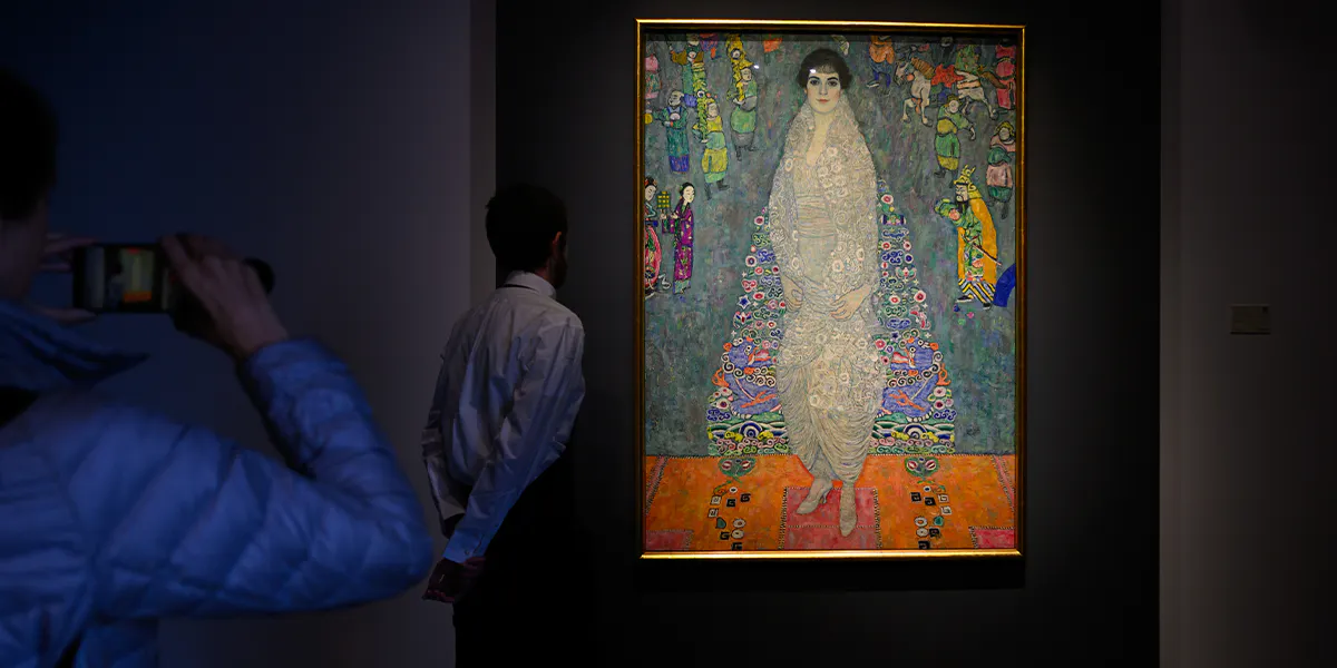 NEW YORK, NEW YORK – 7 NOVEMBRE: Una donna filma un trasportatore d'arte davanti al "Ritratto di Elisabeth Lederer" di Gustav Klimt durante un'anteprima per la stampa da Sotheby's il 7 novembre 2025 a New York. Si stima che il dipinto raggiungerà oltre 150 milioni di dollari all'asta. Domani, Sotheby's inaugura la sua nuova sede centrale globale su Madison Avenue, nel Marcel Breuer Building. I locali sono aperti al pubblico gratuitamente fino alla fine delle anteprime d'asta. Le prossime aste includono la Collezione Leonard A. Lauder, la Collezione Cindy e Jay Pritzker, l'asta Now and Contemporary, l'asta Exquisite Corpus e l'asta Modern Day, che si terranno dal 18 al 21 novembre 2025. (Foto: Alexi Rosenfeld/Getty Images) (dettaglio)