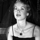 Mrs. Thomas Phipps indossa il famosissimo Diamante Hope, prestatole dal gioielliere Harry Winston, al Bal de Tete di New York, il 15 novembre 1949. Foto: Bettmann / Getty Images