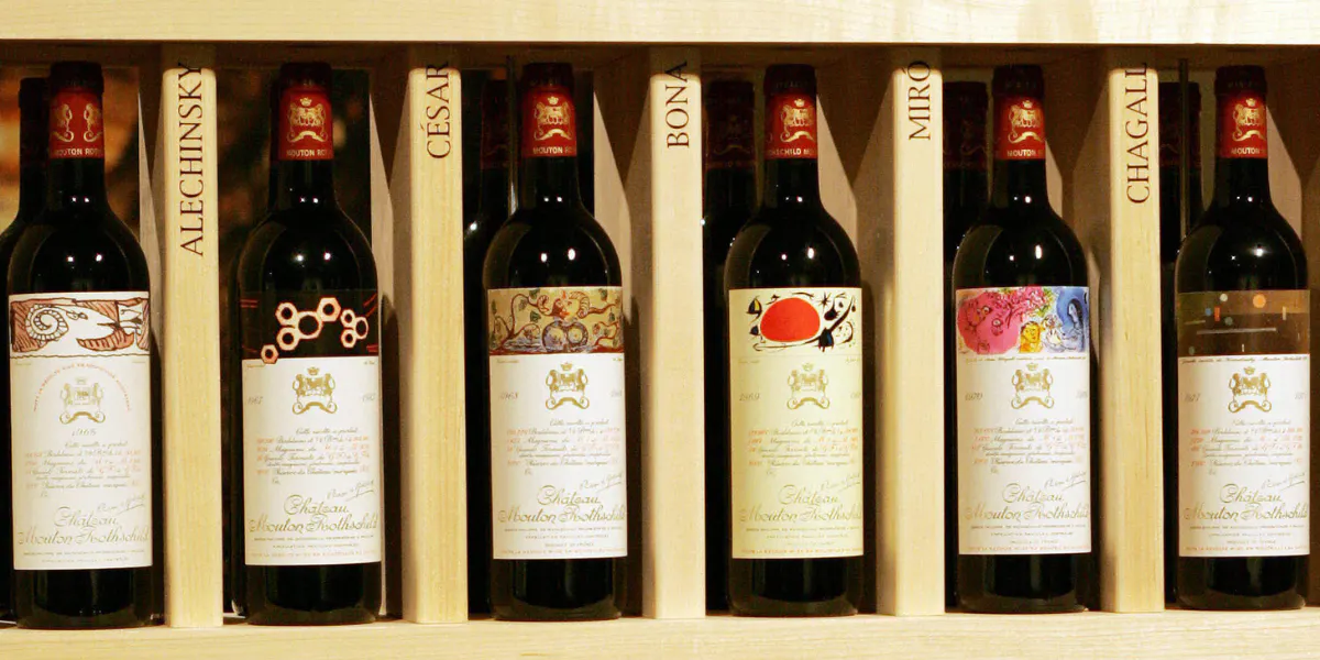 Alcune bottiglie di Chateau Mouton Rothschild sono esposte il 23 febbraio 2007 da Sotheby's a New York. La mostra di etichette che riproducono dipinti famosi comprende 60 pezzi dal 1945 al 2004. FOTO AFP/DON EMMERT (Credito fotografico: DON EMMERT/AFP via Getty Images) (dettaglio)