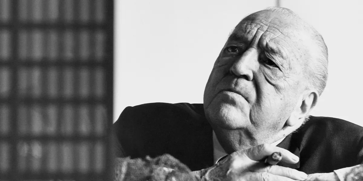Porträt des deutsch-amerikanischen Architekten Ludwig Mies van der Rohe (1886–1969), eine Zigarre in der Hand, während er ein Modell seines Entwurfs für das Toronto-Dominion Centre in Chicago, Illinois, betrachtet, 1968. (Foto: Hans Namuth/Photo Researchers History/Getty Images)(Detail)