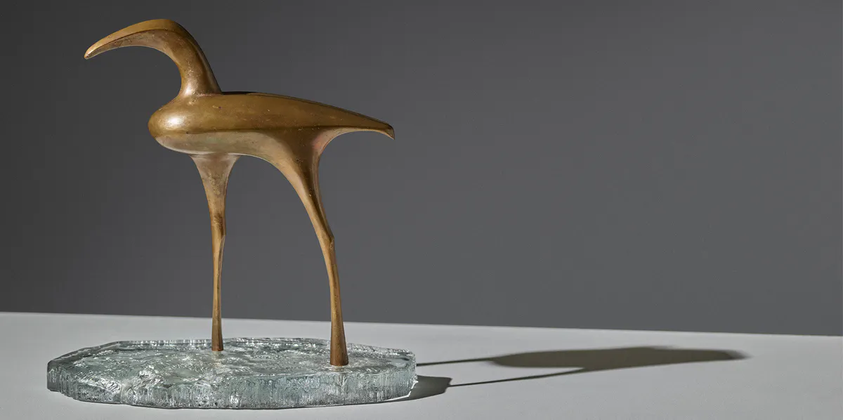 Tapio Wirkkala, skulptur, fågel, brons och glas, 36 x 45 cm, stämplad ‘Tapio Wirkkala Finland 4/20’, Kultakeskus, 1975. Foto: Bukowskis