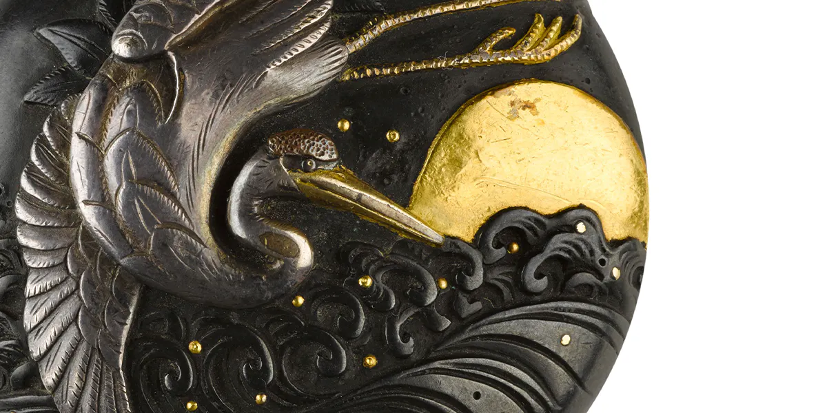 Manju-Netsuke mit Kranich und Schildkröte aus shibuichi (Silber-Kupfer-Legierung, Taroemon Hei'shichi, Edo-Zeit (19. Jh.). Foto © Bonhams (Detail)