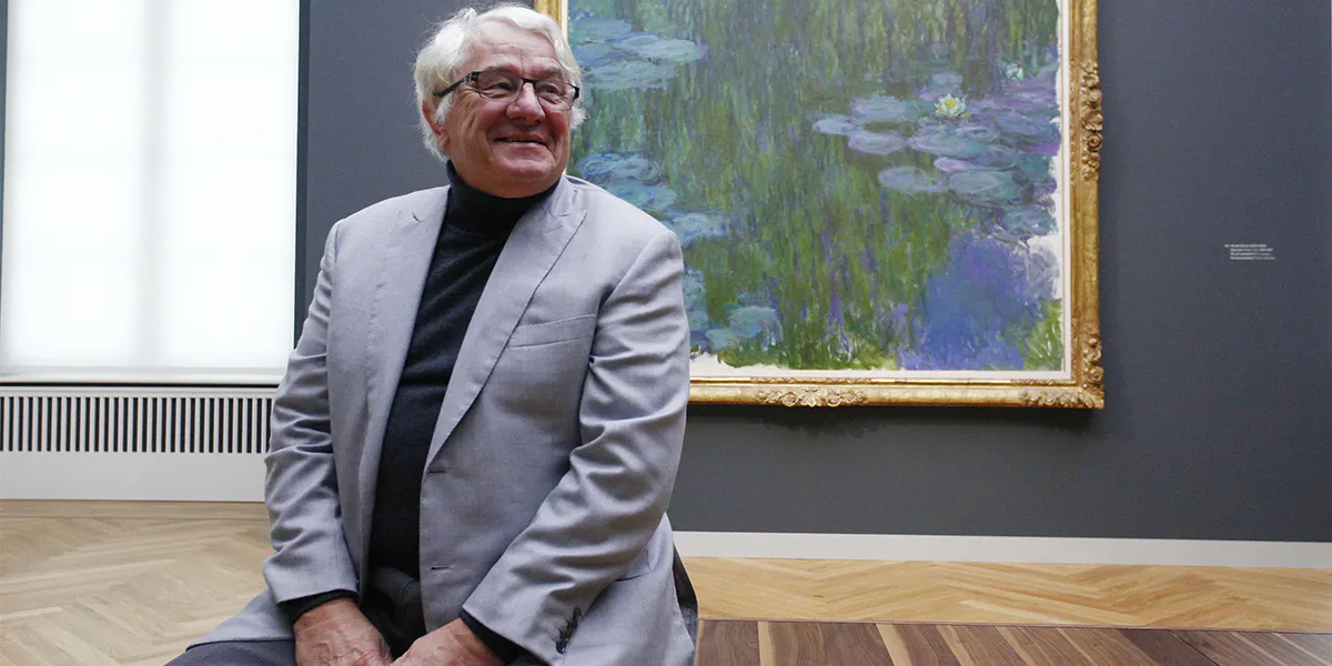 POTSDAM, GERMANIA - 19 GENNAIO: Hasso Plattner, cofondatore della società tedesca di software SAP e finanziatore del Museo Barberini, posa davanti a un dipinto dell'impressionista francese Monet intitolato Ninfee durante un'anteprima stampa il 19 gennaio 2017 a Potsdam, Germania. Il museo d'arte ospiterà una collezione permanente della fondazione Plattner, incentrata sull'arte tedesca del XX secolo, sia della Germania occidentale che di quella orientale. Il museo apre al pubblico il 23 gennaio con una mostra di paesaggi impressionisti. (Foto di Michele Tantussi/Getty Images) (dettaglio)