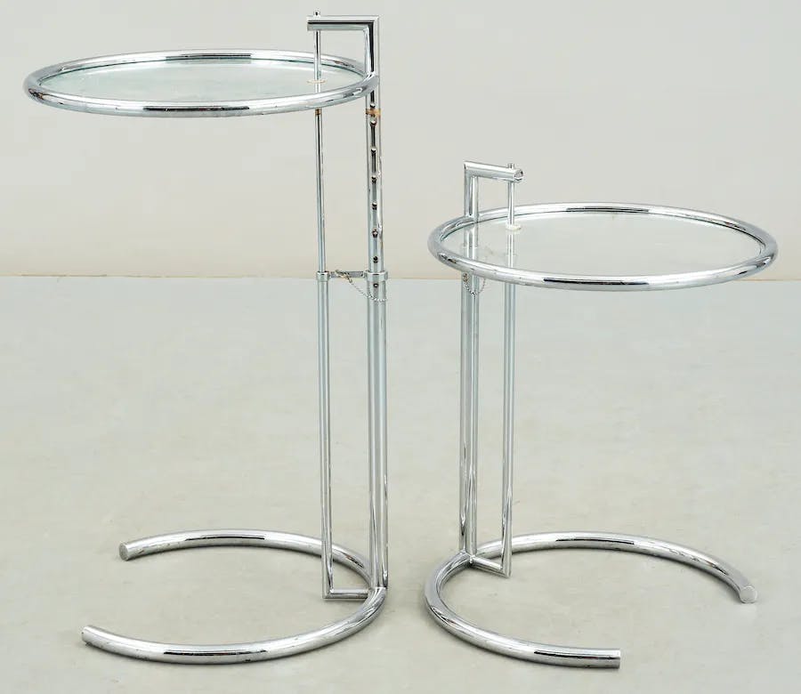 Eileen Gray's iconic side table E1027, made of chrome-plated steel tube and glass. Photo © Bukowskis
