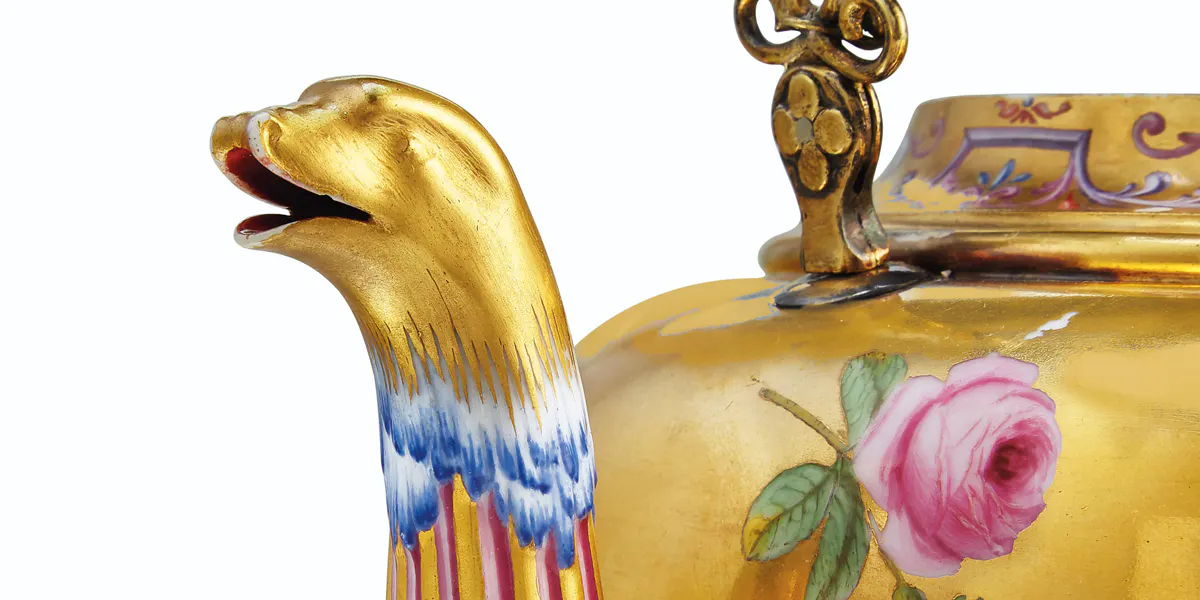 Théière « bouillotte » en porcelaine de Sèvre incrustée d'or, manufacture de Sèvres, 1779, marque du peintre Philippe Parpette, image © Christie's