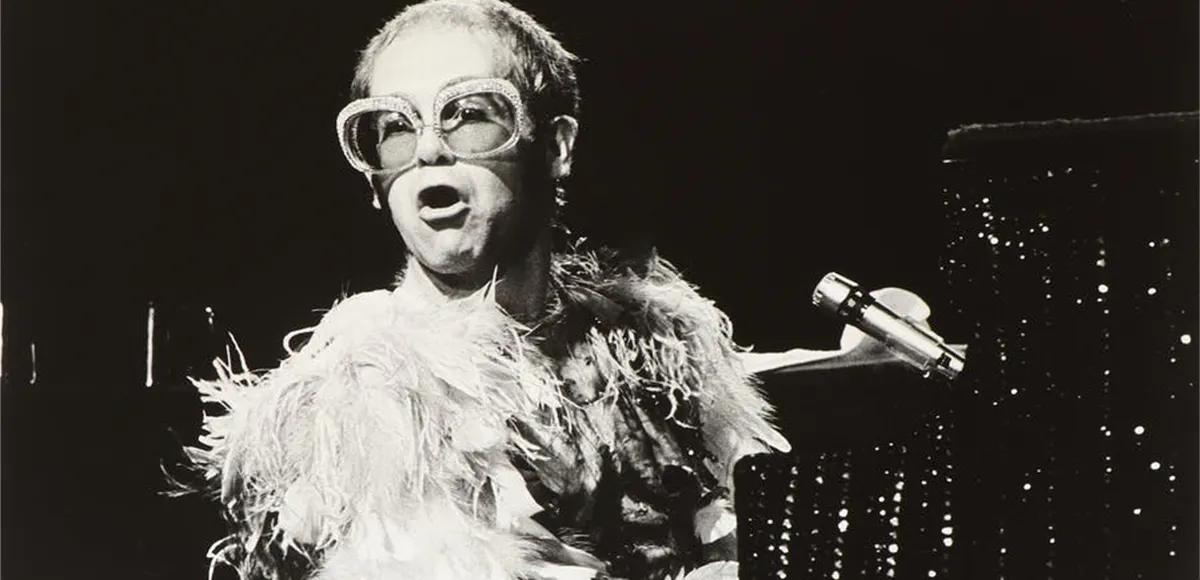 Ed Finnell (*1956), "Elton John - Goodbye Yellow Brick Road Tour, Los Angeles Forum, 6 October 1974", Silbergelatineabzug auf Ilford Multigrade V RC-Papier, 50,8 x 40,6 cm. Foto © Sworders (Detail)