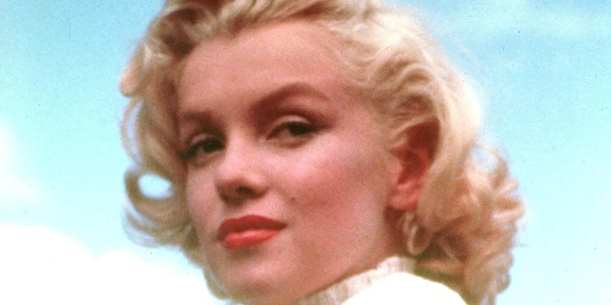 Photo of Marilyn Monroe in a late 1953 issue of Modern Screen. Public domain image