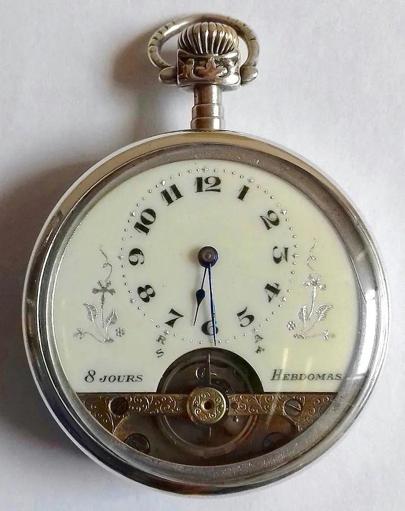 Montre de poche 8 jours « Hebdomas », vers 1920, Musée d'Horlogerie du Locle, Suisse. Photo par Jafd88 / Licence CC BY-SA 4.0 
