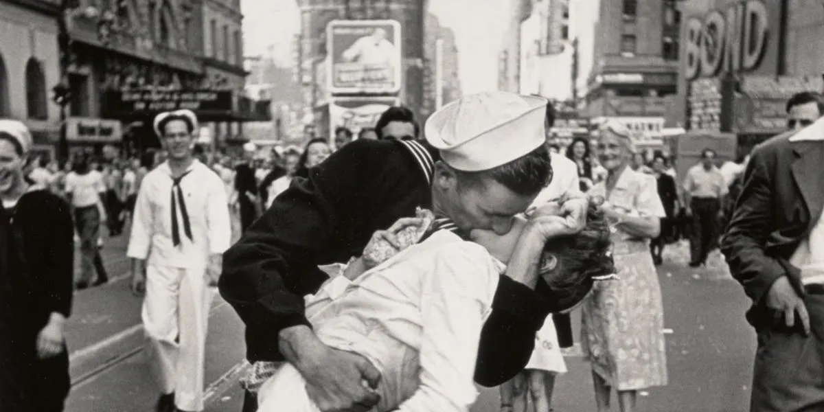 Alfred Eisenstaedt, V-J Day. Times Square, New York City, 1945 | Foto: Sotheby's (Detail)