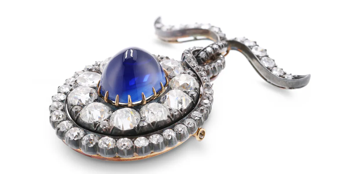 Brosche mit Kaschmir-Saphir 18,695 ct, erzielter Preis € 779.000. Foto © Dorotheum (Detail)