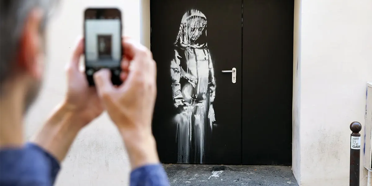 L'œuvre de Banksy sur une porte du Bataclan en 2018, avant le vol, image © Chesnot / Getty Images