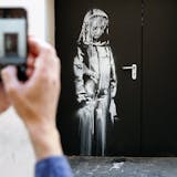 L'œuvre de Banksy sur une porte du Bataclan en 2018, avant le vol, image © Chesnot / Getty Images