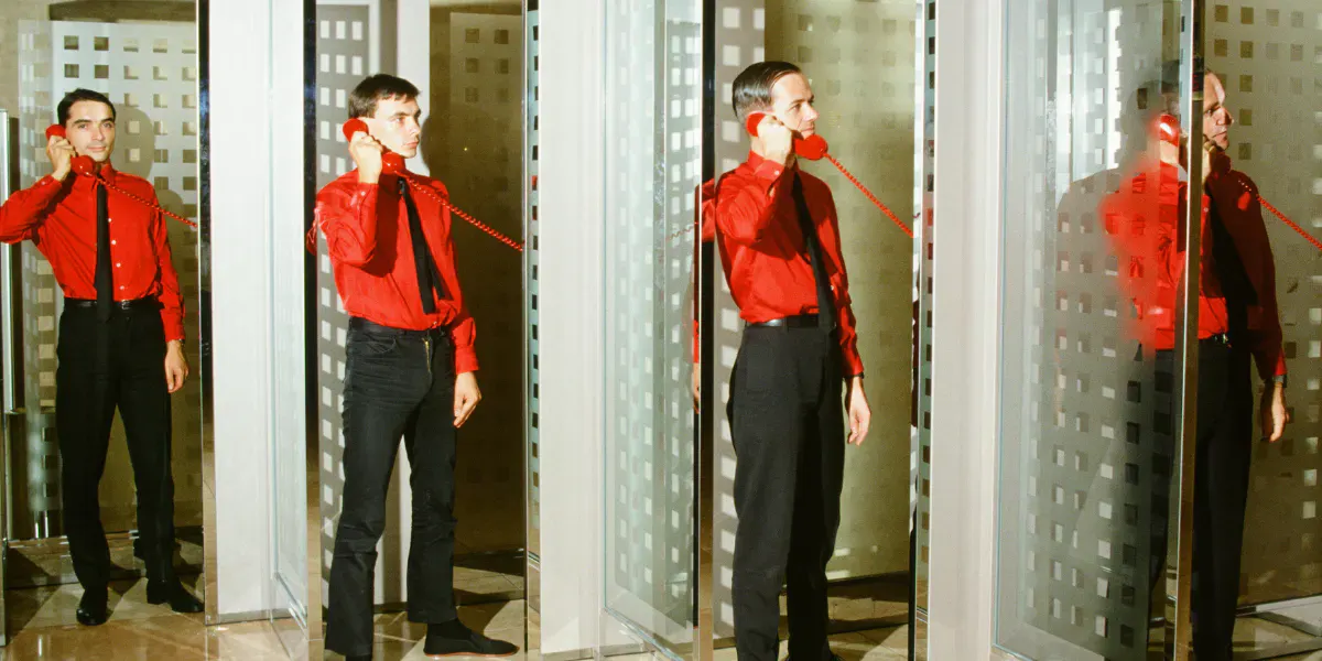 I Kraftwerk in una cabina telefonica del Keio Plaza Hotel, Tokyo, settembre 1981 (Foto di Koh Hasebe/Shinko Music/Getty Images) (dettaglio)