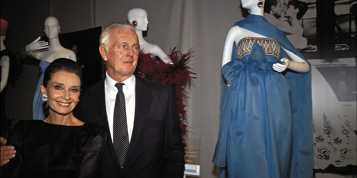 FRANCE - 21 OCTOBRE : Soirée du 40e anniversaire de Givenchy à Paris, France, le 21 octobre 1991. Audrey Hepburn et Hubert de Givenchy. Photo par Pool BENAINOUS/DEVILLE/Gamma-Rapho via Getty Images (détail)